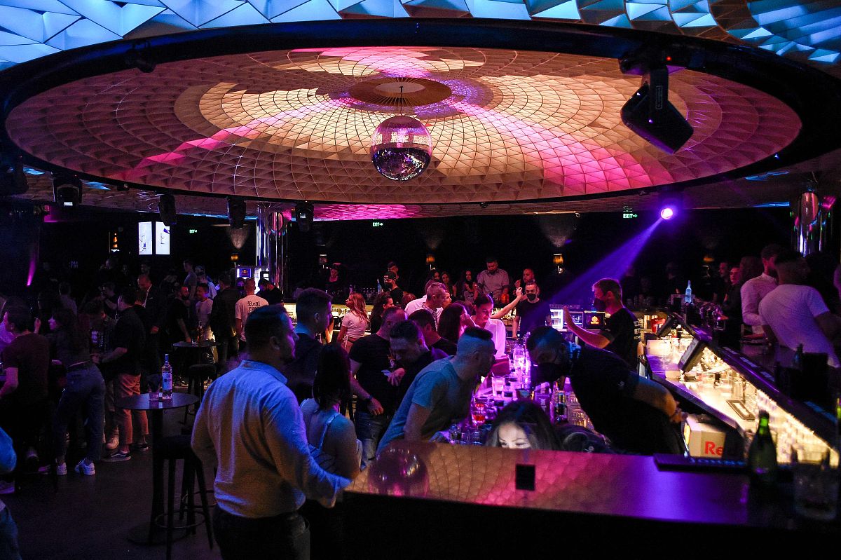 Vegas Fun Beyond Gambling: Concerts, Dining & Friendship