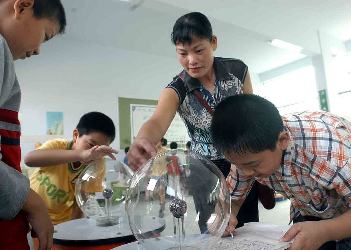 胡恒毅参与区域活动 科学小实验《过滤水》 pc管组装《滚弹珠》进行活动情况描述