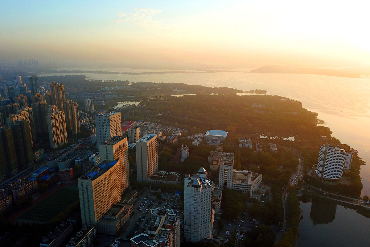 2019年11月19日,夜色中的湖北省武汉市汉街景区人流如织,晨曦中的汉街