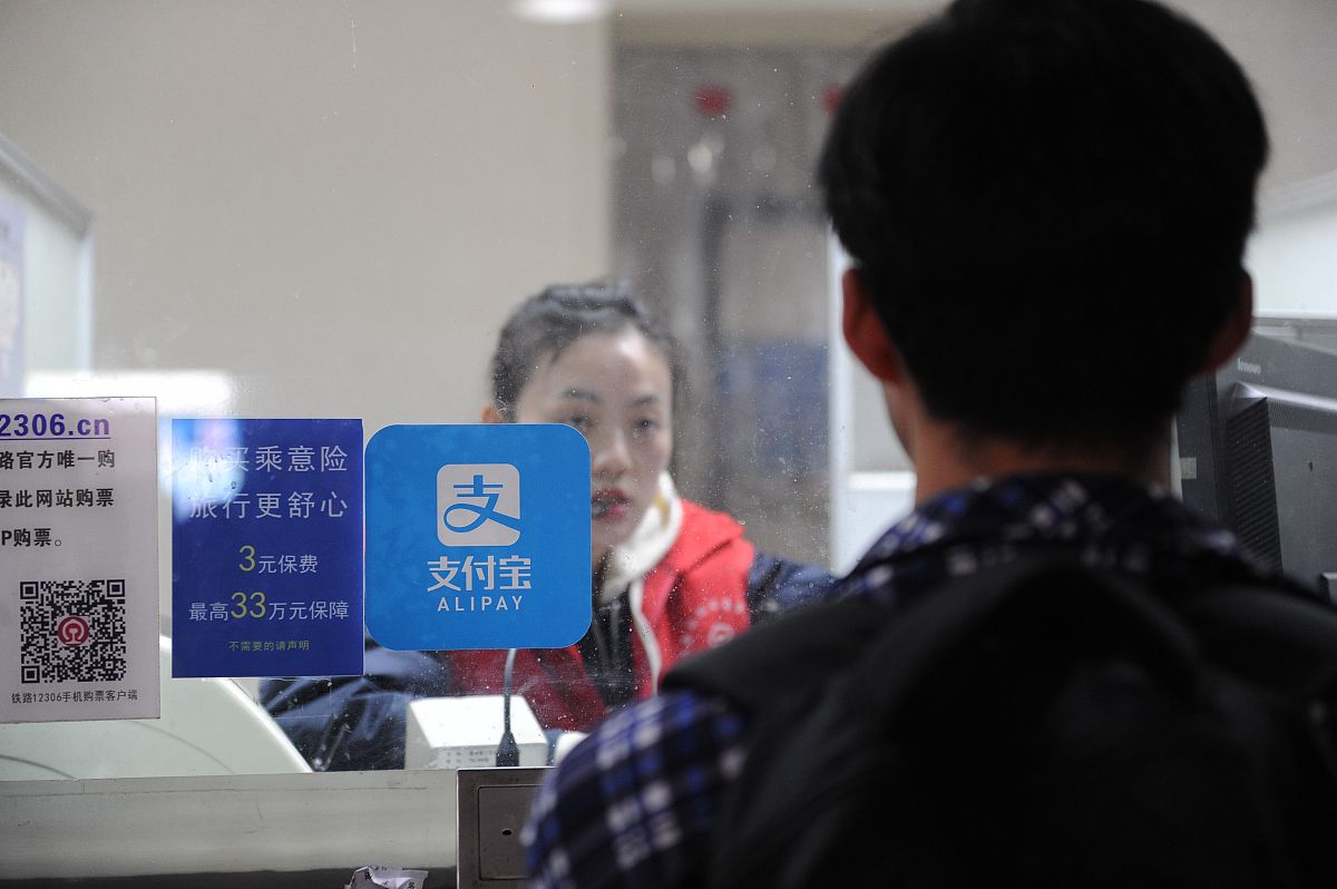 我本周的工作为：1业务推动：①完成手机号支付业务周报报送；②异地客户方案继续修改；2活动对接：①编写签到抽奖活动的活动内容、互动规则并发起消保审查；②活动设计图的品宣审查；③发起生产环境下配置活动的内部流程；④在生产环境下配置活动请帮我总结出工作成果、工作完成情况、问题与困难、解决方式、改进计划和心得体会