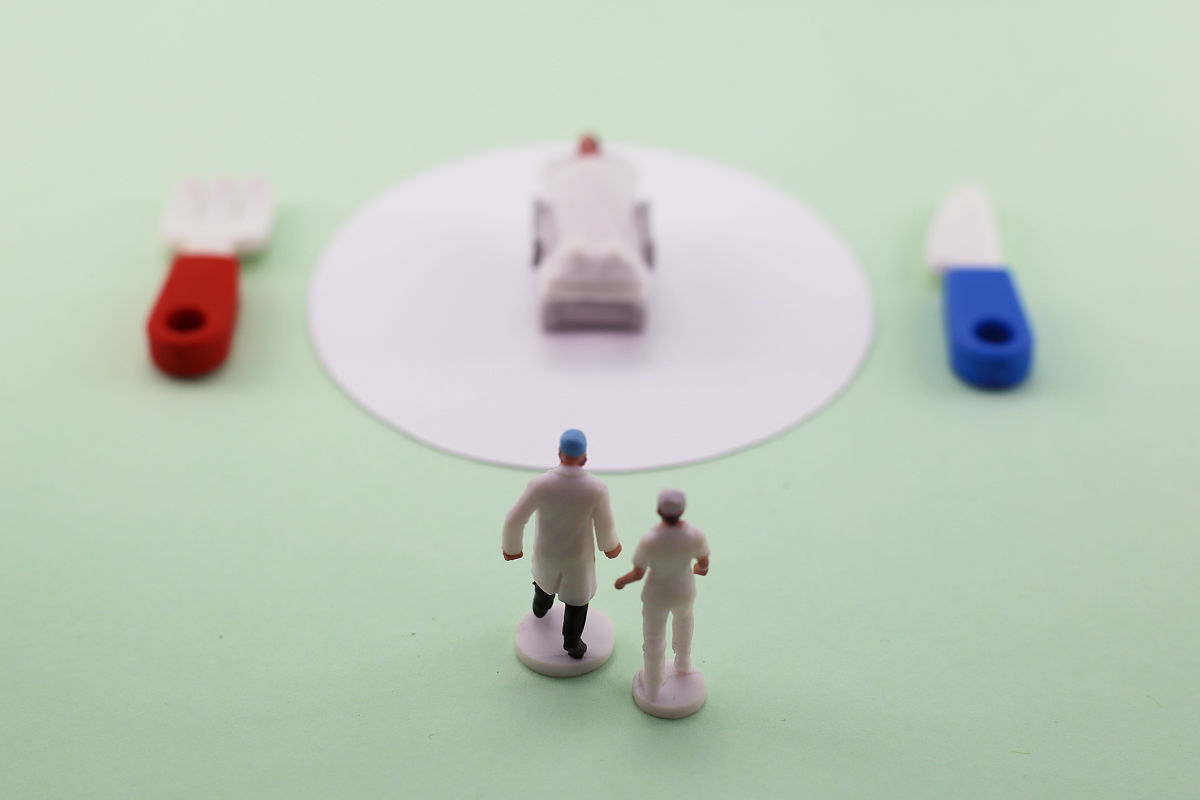 帮我换一种表达方式：根据Kenneth J Arrow的观点医疗保险市场存在市场失灵的情况