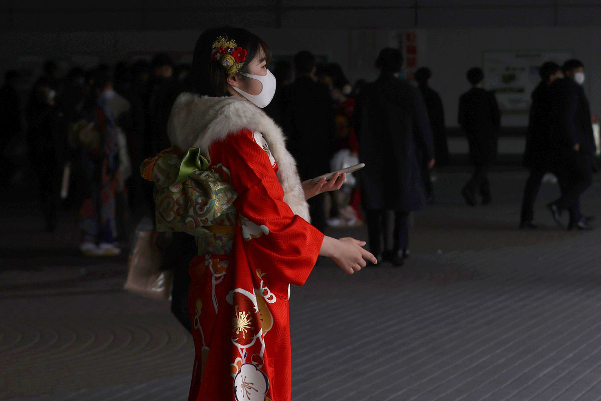 当地时间2021年1月11日,日本西宫市,阪神甲子园球场上户外成人礼举行.