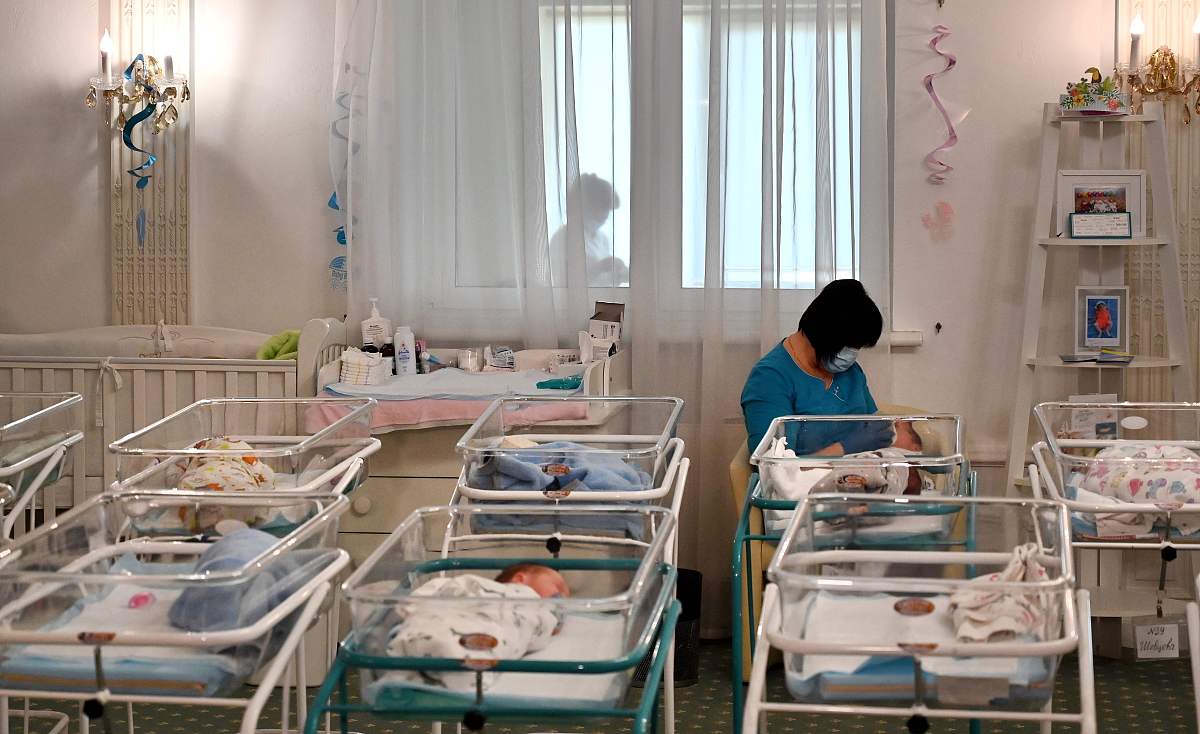 翻译成尼泊语：egg donor surrogate mother