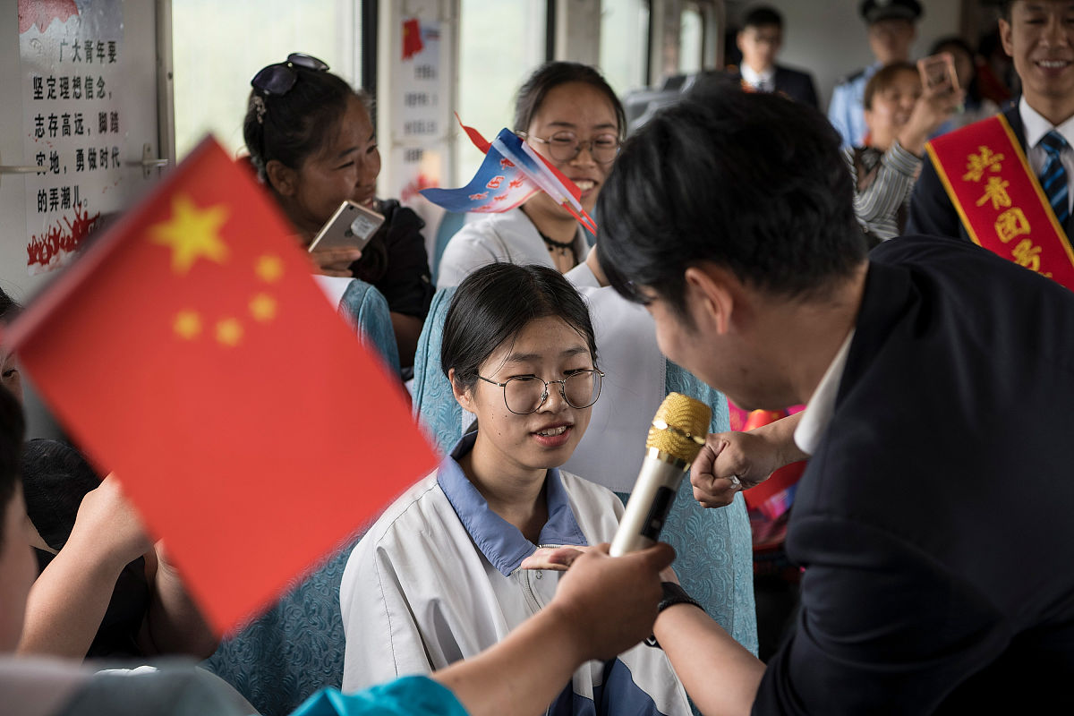 2019年6月5日,内蒙古,"高考专列".据中国之声《新闻晚高峰》报道,在内