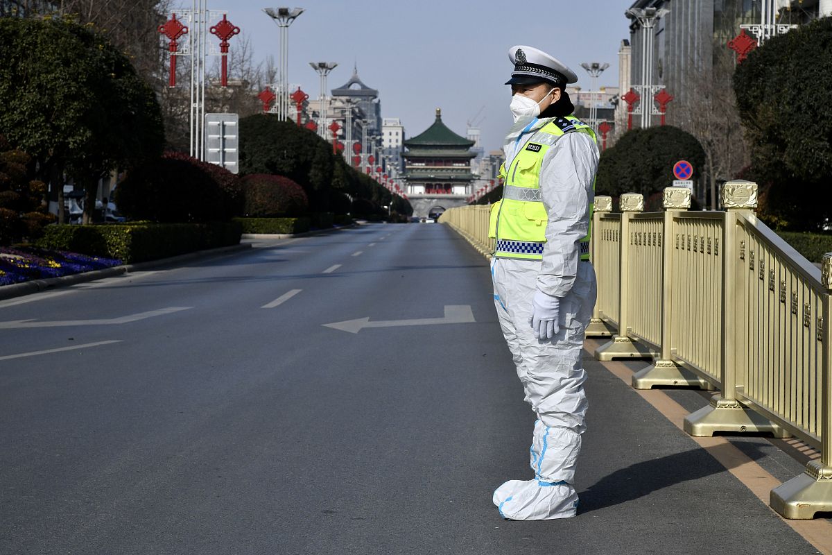 2022年1月13日,西安疫情防控升级管理第22天,西安交警在南大街疫情劝