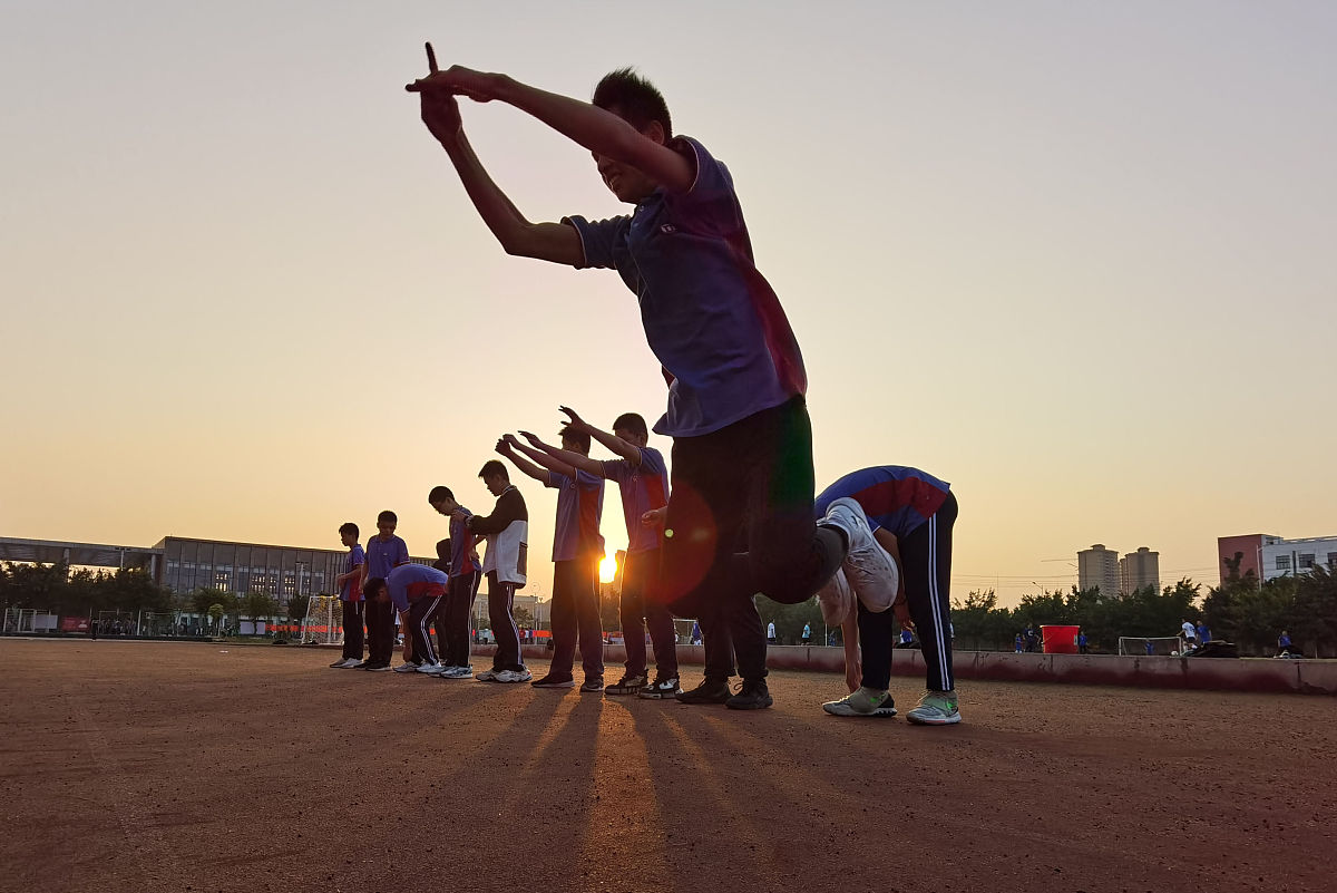 立定跳远滑行的距离算成绩不