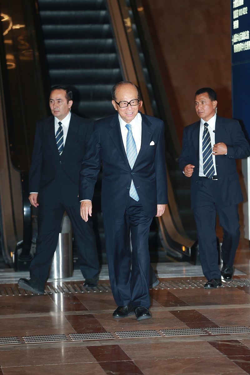 近1000字的读书分享主要体现我在近一年看了近100本各种各样的书籍包括人物自传、商业学习、逻辑思维、心理提升等方面并对每种类型的书籍进行感悟分享