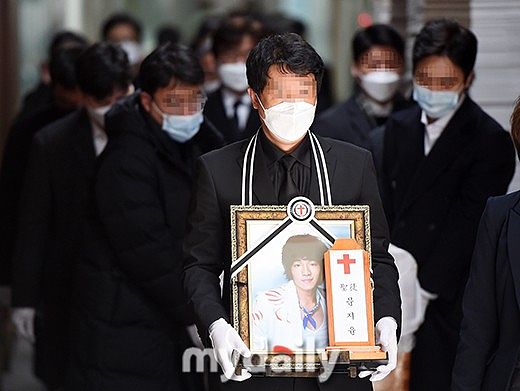 北京长峰医院大火遇难人数已经升至29人。这是火灾劫难后的住院部东楼。痛心至极不忍直视愿逝者安息！