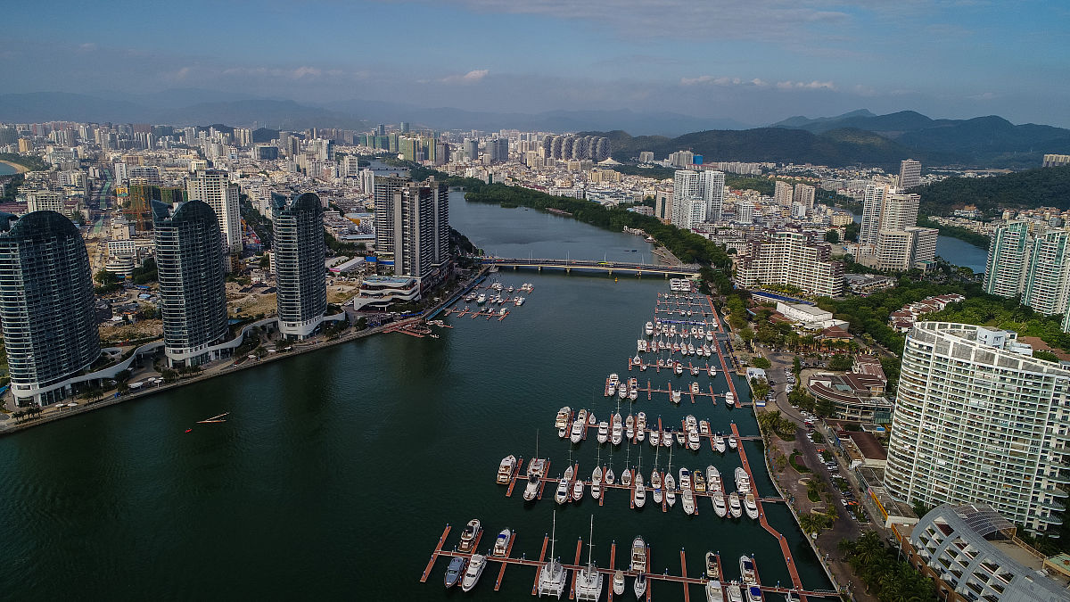 2019年1月19日,海南三亚,在鸿洲时代海岸海天盛筵港,各型号游艇靠泊在