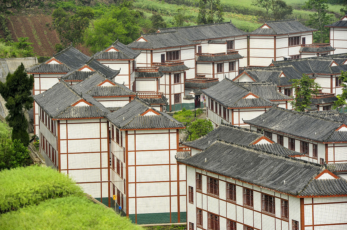 传统村落建筑面临现代生活挑战：居住、设施、交通、公共服务和维修难题