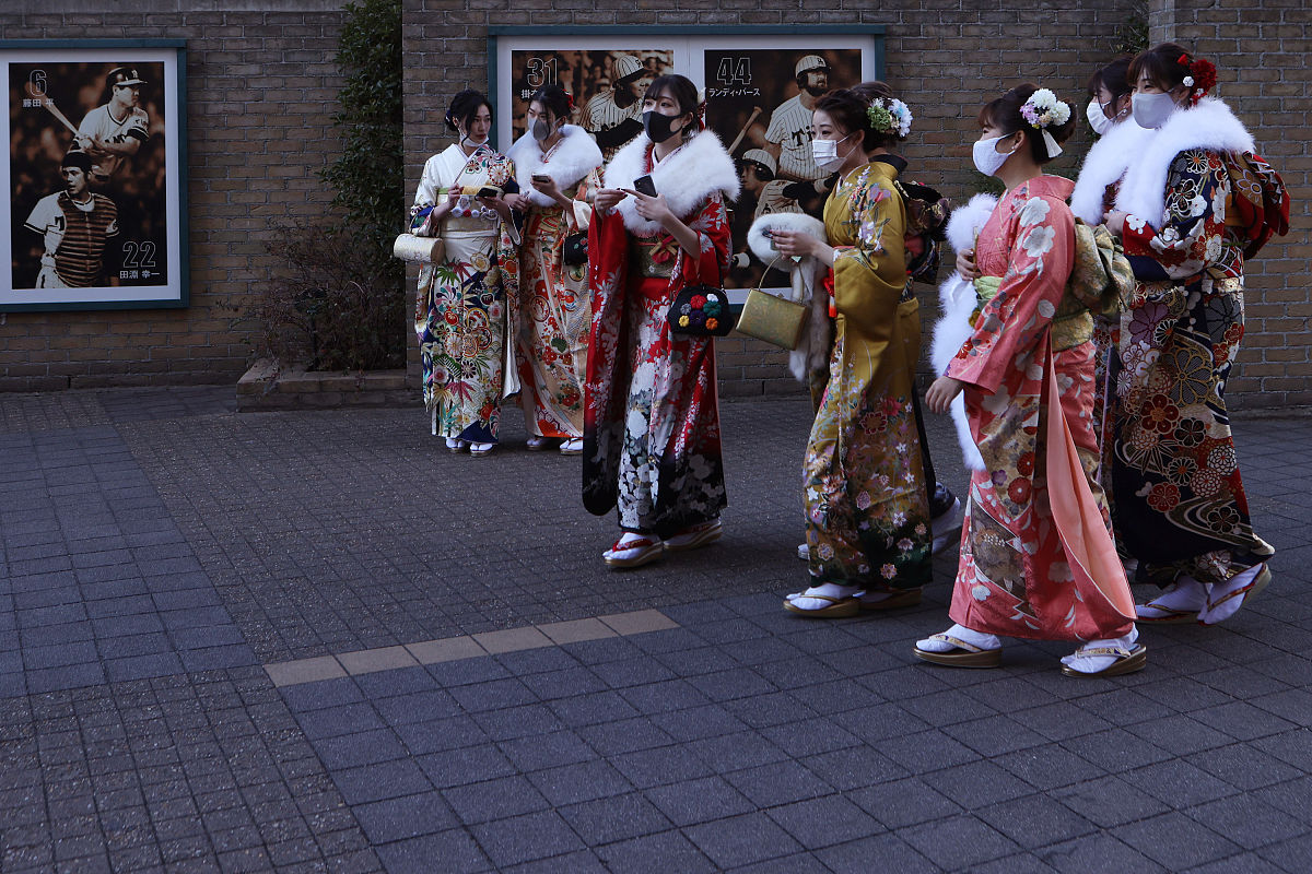 当地时间2021年1月11日,日本西宫市,阪神甲子园球场上户外成人礼举行.