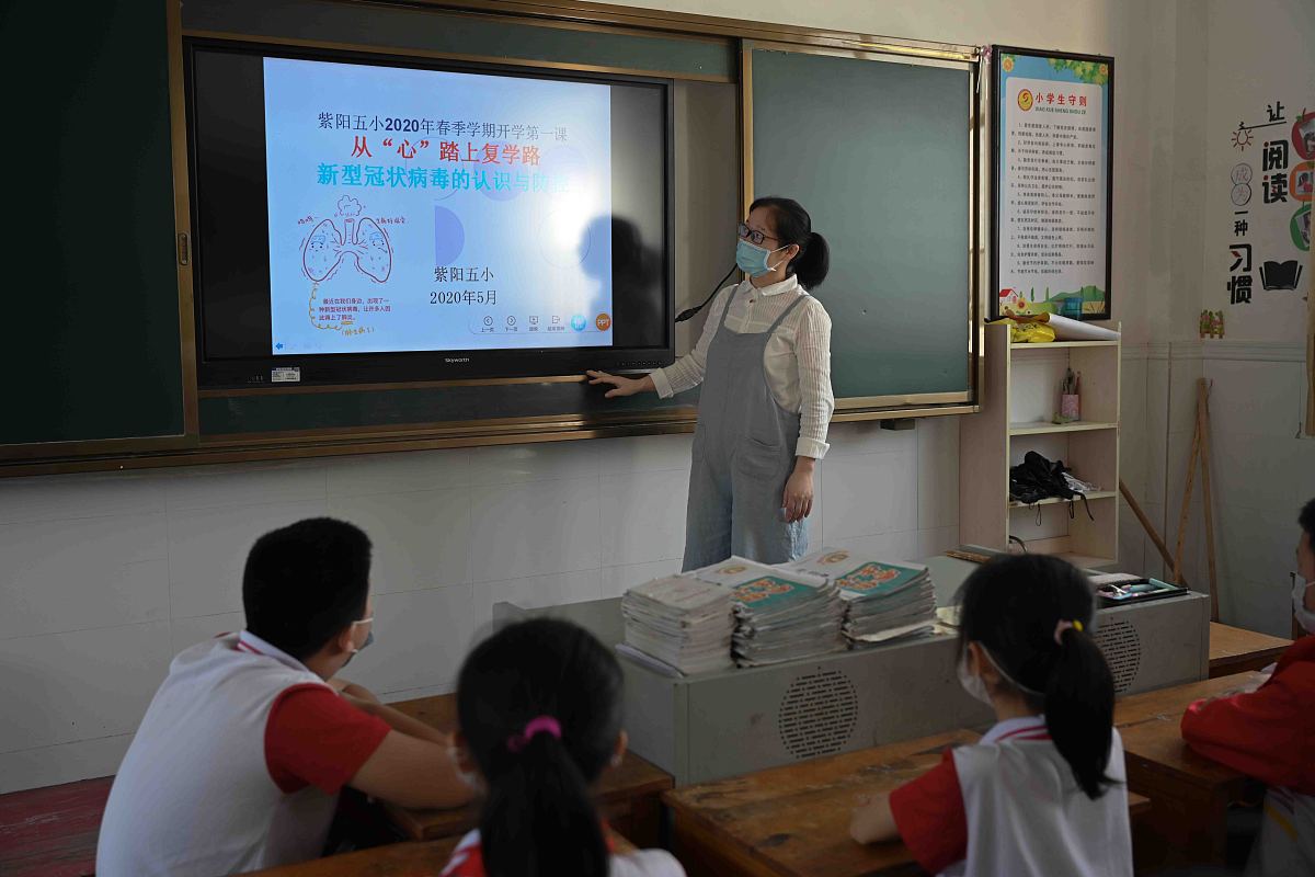 小学班干部经历：副班长、体育委员、领读员