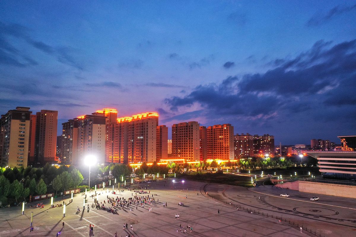 2021年7月22日,山西运城临猗新南城广场上乘凉的市民.