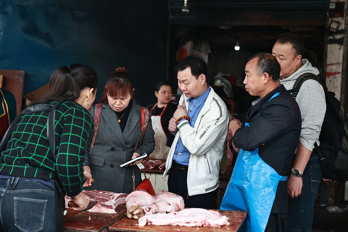 她是我女朋友而且异地恋她收了红包然后发朋友圈了只有红包5201314没有我的头像而且在朋友圈说又有周末基金可惜这周不休息