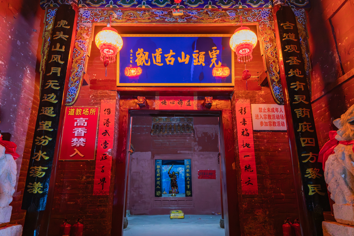 宗祠大门对联：宗水潺潺迎客至，祀松婆娑送远行