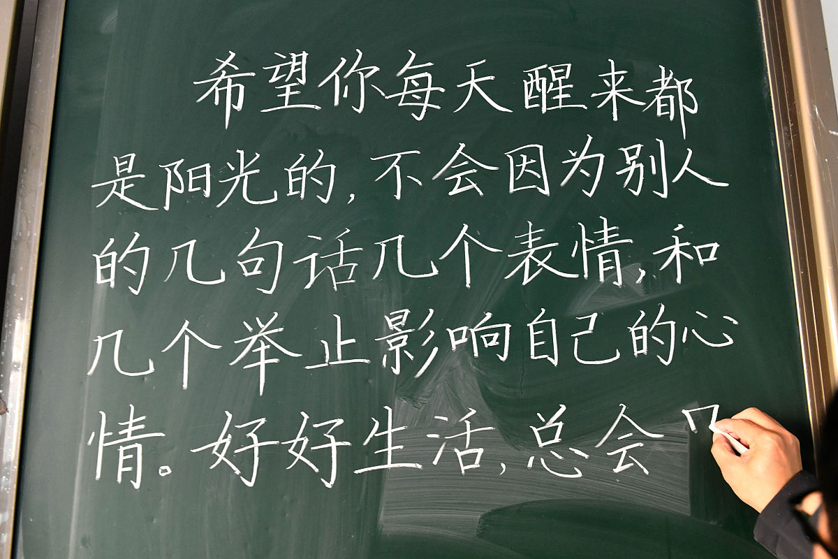 写一首关于当下年轻人压力与奋斗的五言绝句