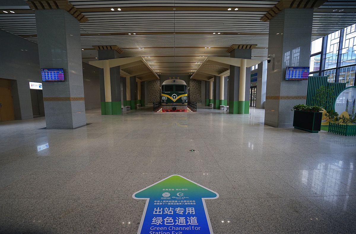 西安站怎么换乘西安北高铁帮我用230字详细描述