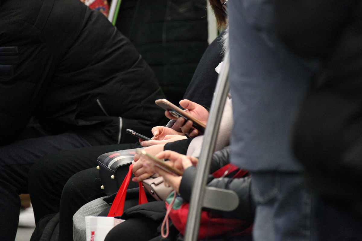 按老百姓的问法写出10句16岁以下儿童使用什么证件乘机的相似问