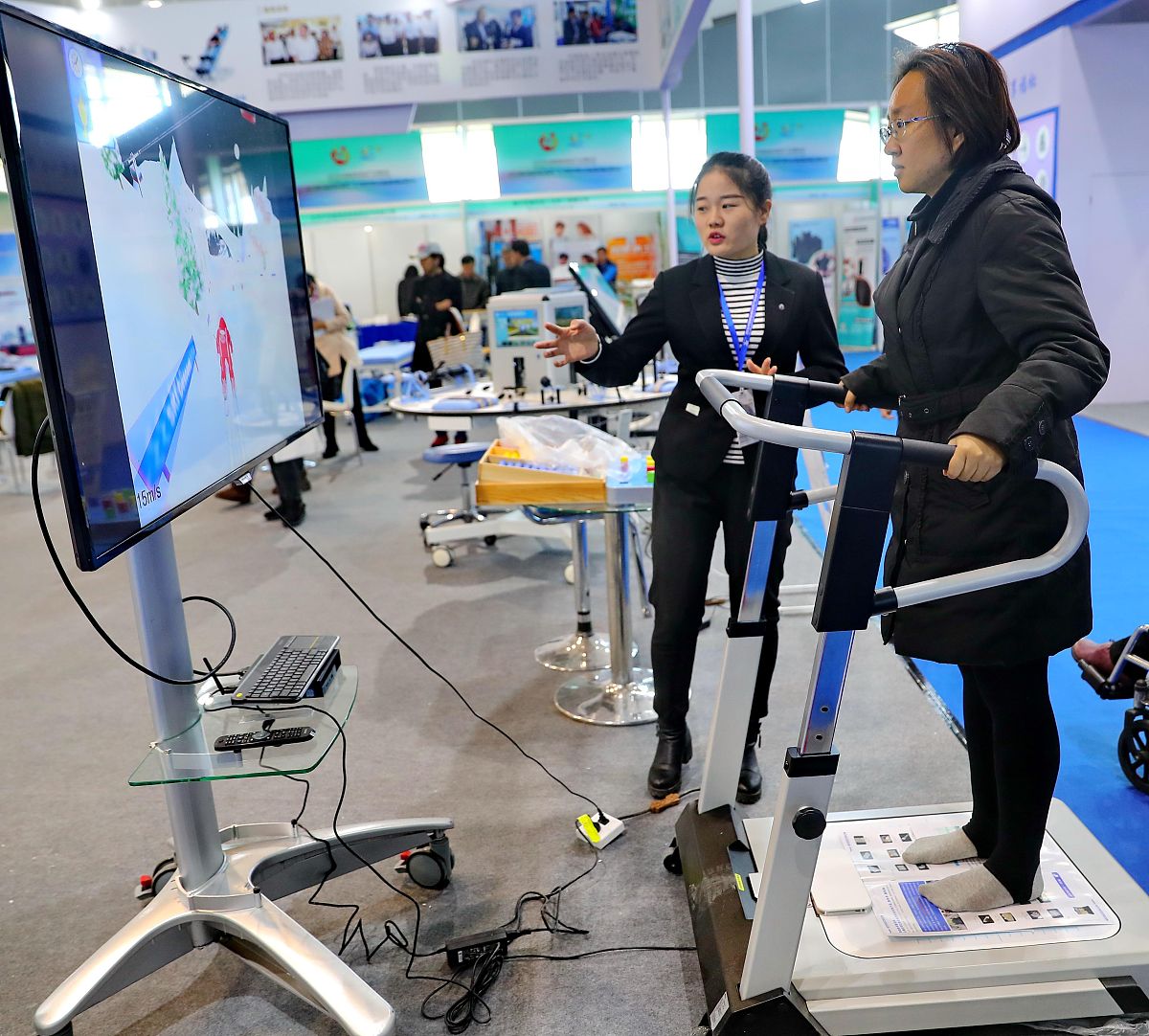 帮我写一段基于计算机视觉的老人跌倒检测系统的研究背景