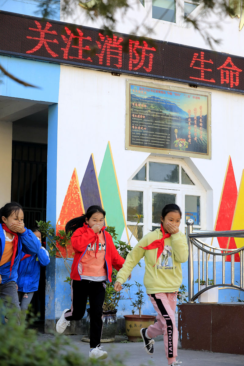 2020年11月9日,贵州省从江县刚边乡中心小学学生在进行防火逃生疏散演