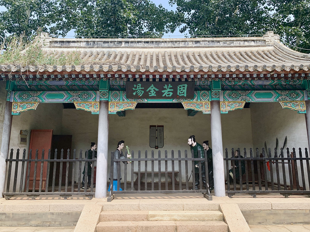 孟姜女哭倒长城300字据传说孟姜女是汉朝时期一位幼妇她的丈夫被指控犯罪后被流放到边远之地修建长城。在那里孟姜女受到了许多苦难直到她生下儿子后才决定前往探望她的丈夫。然而当她到达长城时才得知丈夫已经去世且被埋在长城下面。孟姜女十分悲伤开始哭泣。她的哭声震动了整个长城最终整个城墙都倒塌了一段她发誓要找到丈夫的遗骸并进行安葬。尽管一些人尝试劝阻她孟姜女仍然坚持寻找并最终成功找到了丈夫的遗骸。