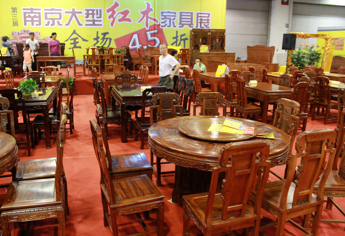 红实木餐桌价格多少钱？品牌、材质影响价格