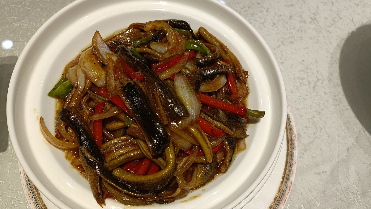 家常美味：咸肉烧黄鳝鱼的做法