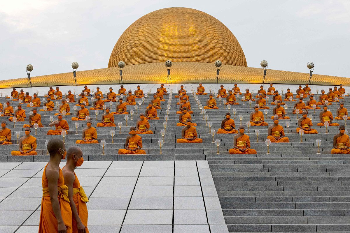 当地时间2022年2月16日,泰国巴吞他尼府,泰国僧侣在法身寺(wat dhamma