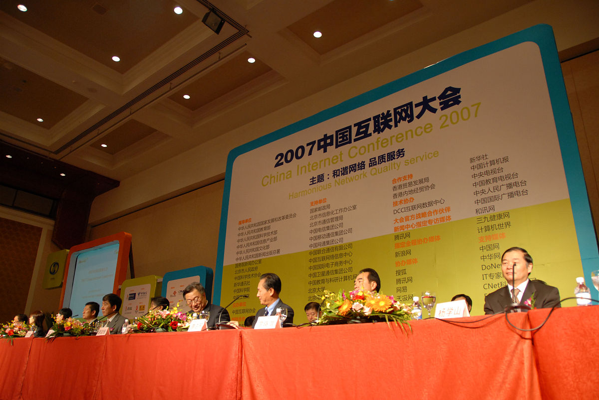 女士们先生们我是Mindray的Dora负责全球临床应用和学术部门。感谢大家参加急诊超声的交流会。很高兴能够在这里见到大家。今天的聚会为我们提供了一个非常好的机会讨论急诊超声的未来发展和临床应用趋势。促进中欧之间的合作创新。我希望今天的交流会成为中国和欧洲专家之间长期合作的开端。通过共同努力我们可以推动急诊超声的进步再次感谢所有来宾出席今天的活动。我相信我们的讨论和合作将会在急诊超声领域带来突破性