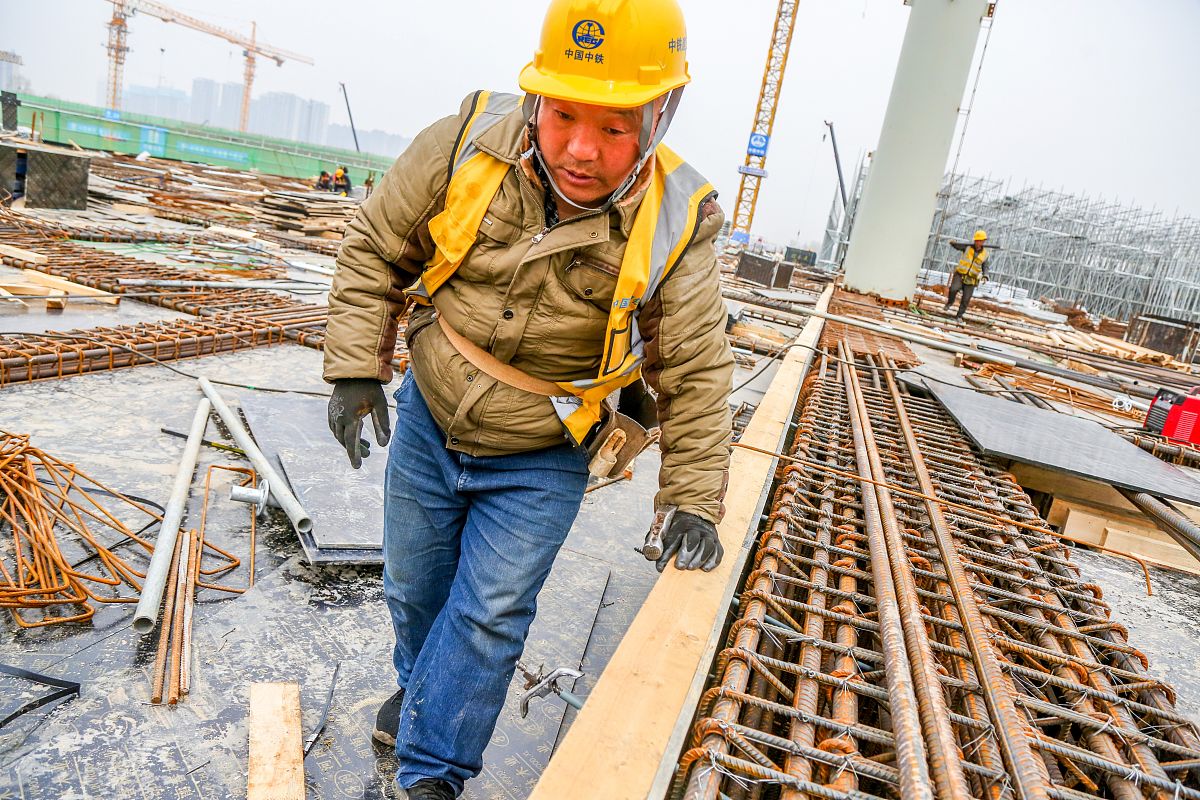 2021年3月20日,河南濮阳,郑济高速铁路濮阳东站站房建设工地.