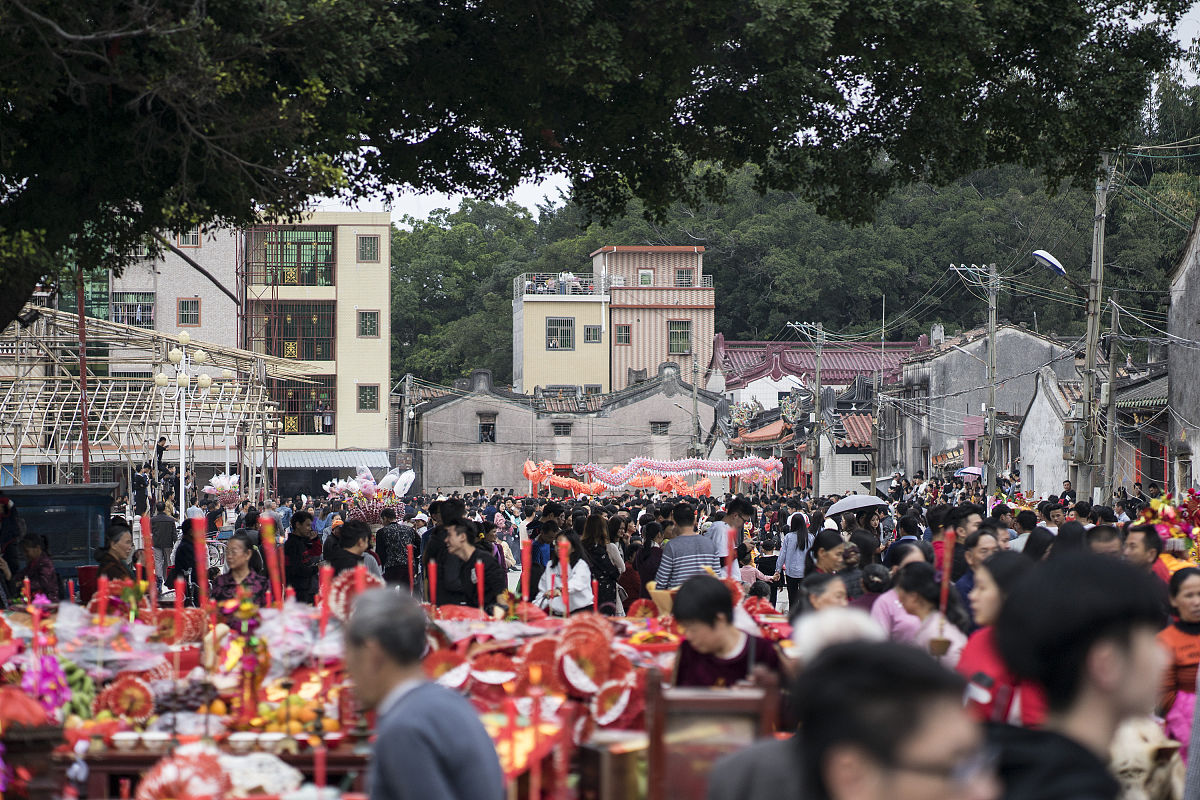 把祖先当成神灵一样崇拜成为客家人丧葬文化、信仰民俗的一个主要内容。客家人的祭祀分为公祭和私祭两种。私祭也叫家祭指单家祭礼;公祭也叫宗祭是由同一宗族或多个房系的人为纪念始祖或始迁祖而举行的大型祭拜活动。基于长幼有序的道理公祭活动一定要先于私祭。客家人对自己的祖宗非常崇敬草鞋脚上灵牌背上即使在漂泊不定的生涯中也要背着祖宗的灵牌随时供奉。为了方便家祭客家人居住的堂上必设神龛龛中用红纸或木牌书写某某指郡望