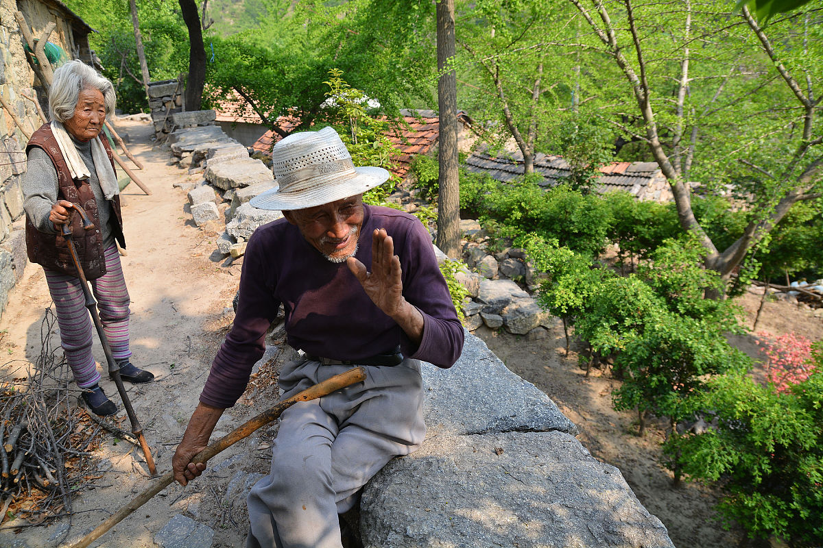一位老人因为需要赚取生活所需的金钱所以必须挑水到泰山顶上去卖你认为他挑的仅仅只是水的重量吗？