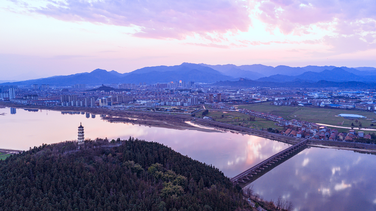 2026年2月21日,江西南城,盱江两岸风光如画.夕阳西下