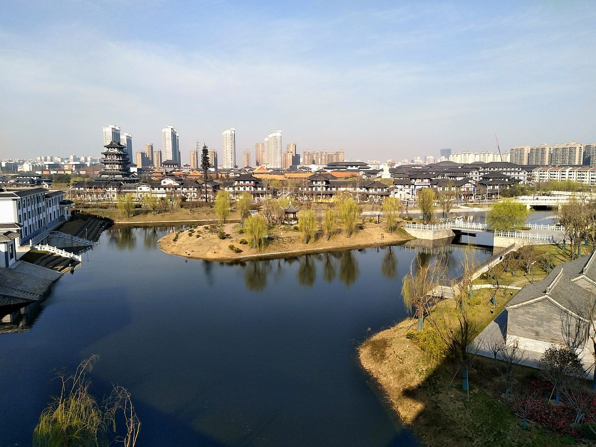 2019年3月16日,江苏宿迁,正值春暖花开时节,宿迁市东关口景区梅花幽然