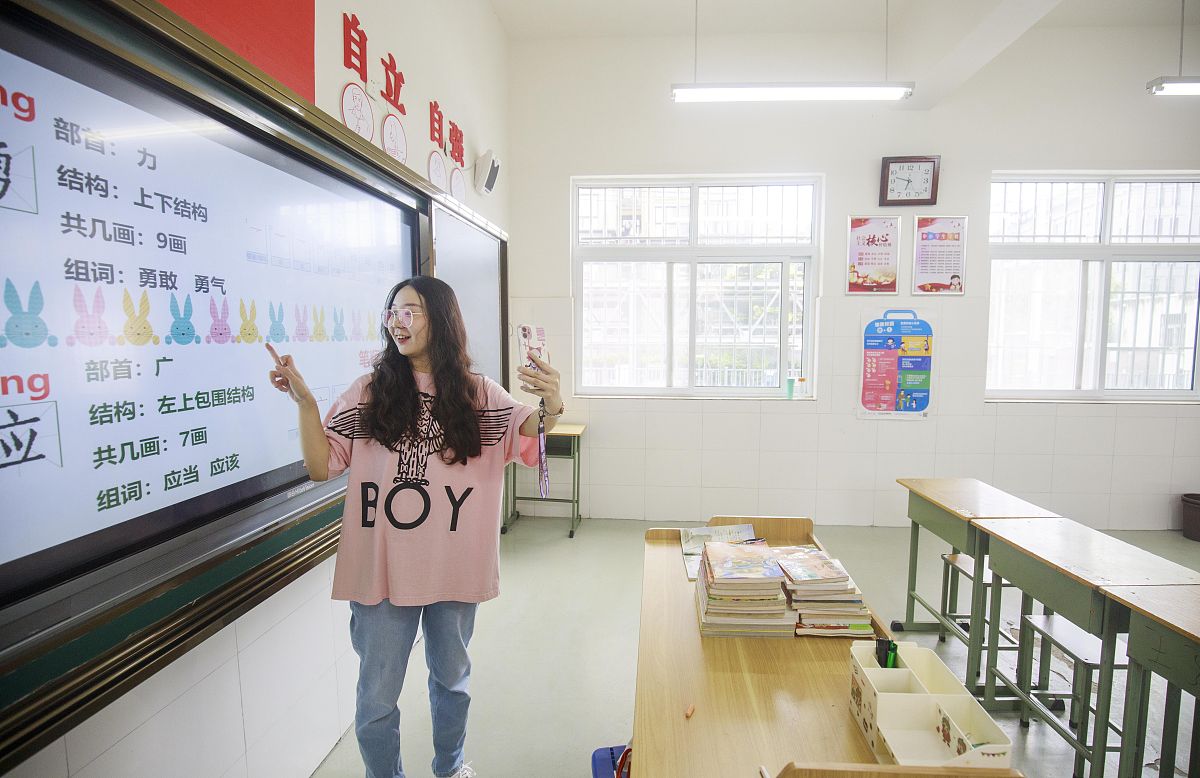 优化延安市农村中小学教师聘任制度，提升教师队伍建设水平