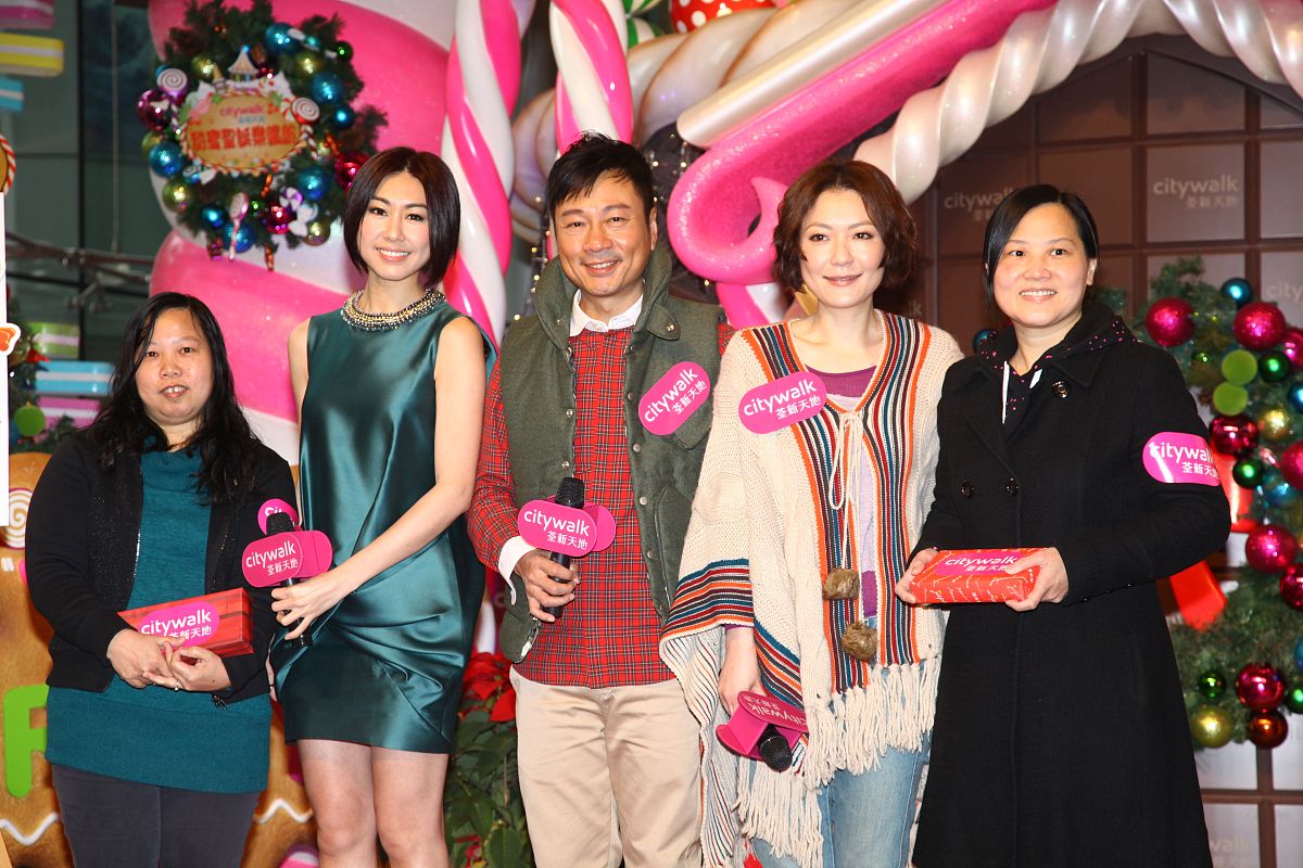 2012年12月25日,香港,明星在荃湾荃新天地出席圣诞活动.胡定欣,黎耀祥