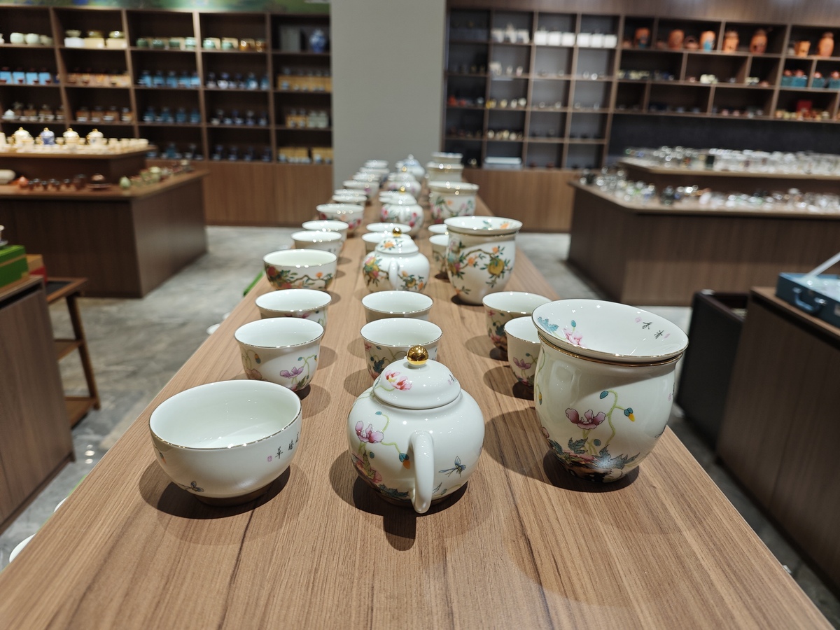 你现在要进行景德镇汝窑陶瓷茶具直播方案设计论述项目工作路径与方法不少于1000字。