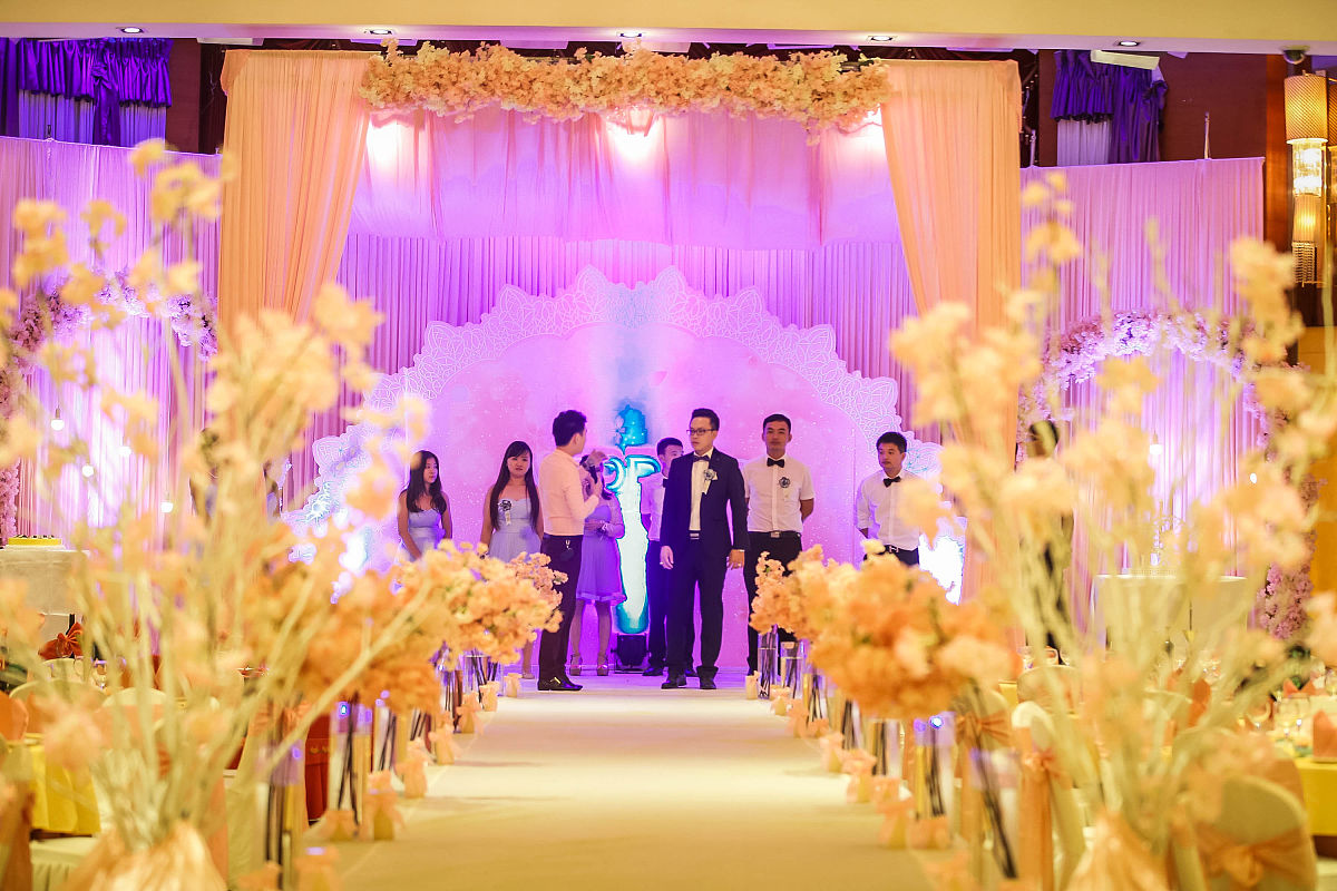 标题要吸引眼球内容文字与表情相结合使用结尾处有一些热门的话题请用小红书的风格写一篇香槟色主题婚礼的笔记