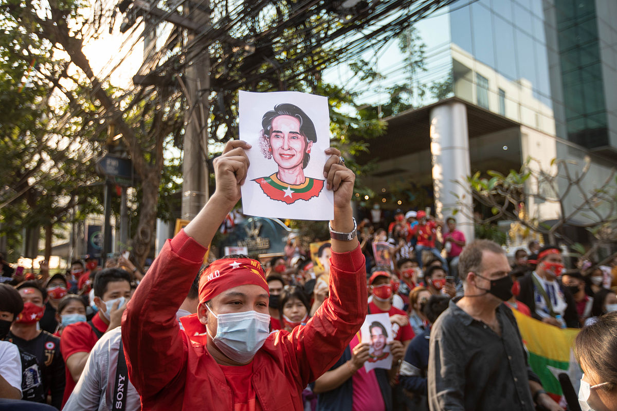 当地时间2021年2月1日,泰国曼谷,缅甸驻泰国大使馆门前数百名示威者举