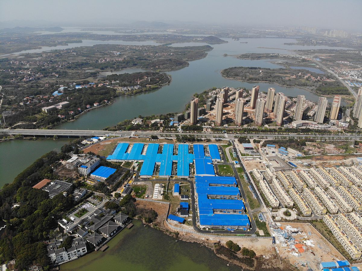 汤湖位于武汉经开区水域面积 105万平方米流域面积65km2。最高水深 307m平均水深 180m。周边管网为雨污分流制系统但存在大量混错接污水进雨水管。第一步：控源头截污：针对有污水排出的排口我们来看看沿湖建设了7座末端排口智能分流井+3座调蓄池组进行截污并结合源头工厂及小区清污分流改造包含：工业区智能柔性分流井小区智能柔性分流井化粪池改造增强型雨水花园雨水处理等。形成了智能分流井+智能分流井+