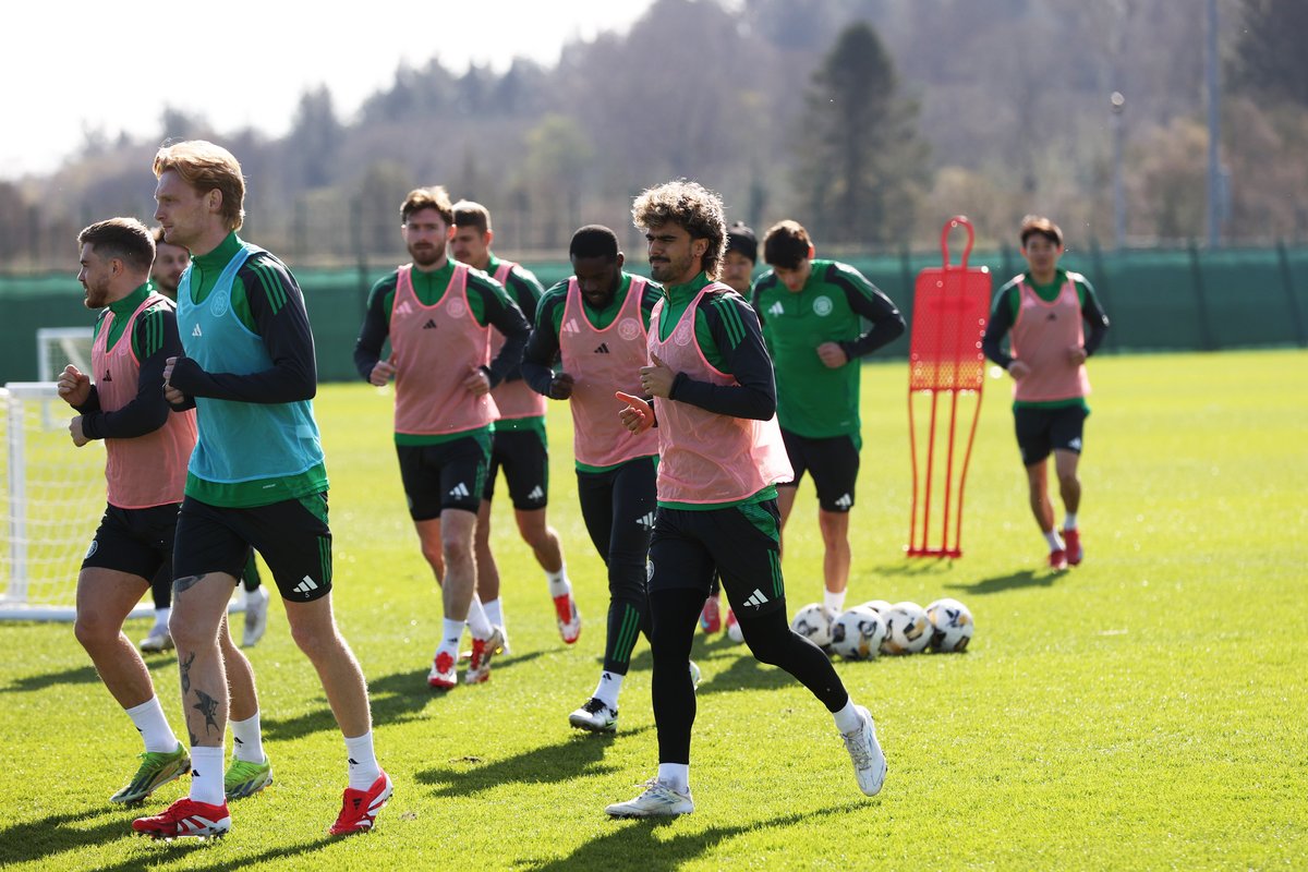 足球赛场上的狂欢：充满活力的体育盛宴