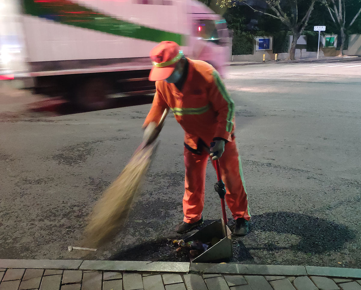 道路积尘治理建议：改善街道环境和空气质量