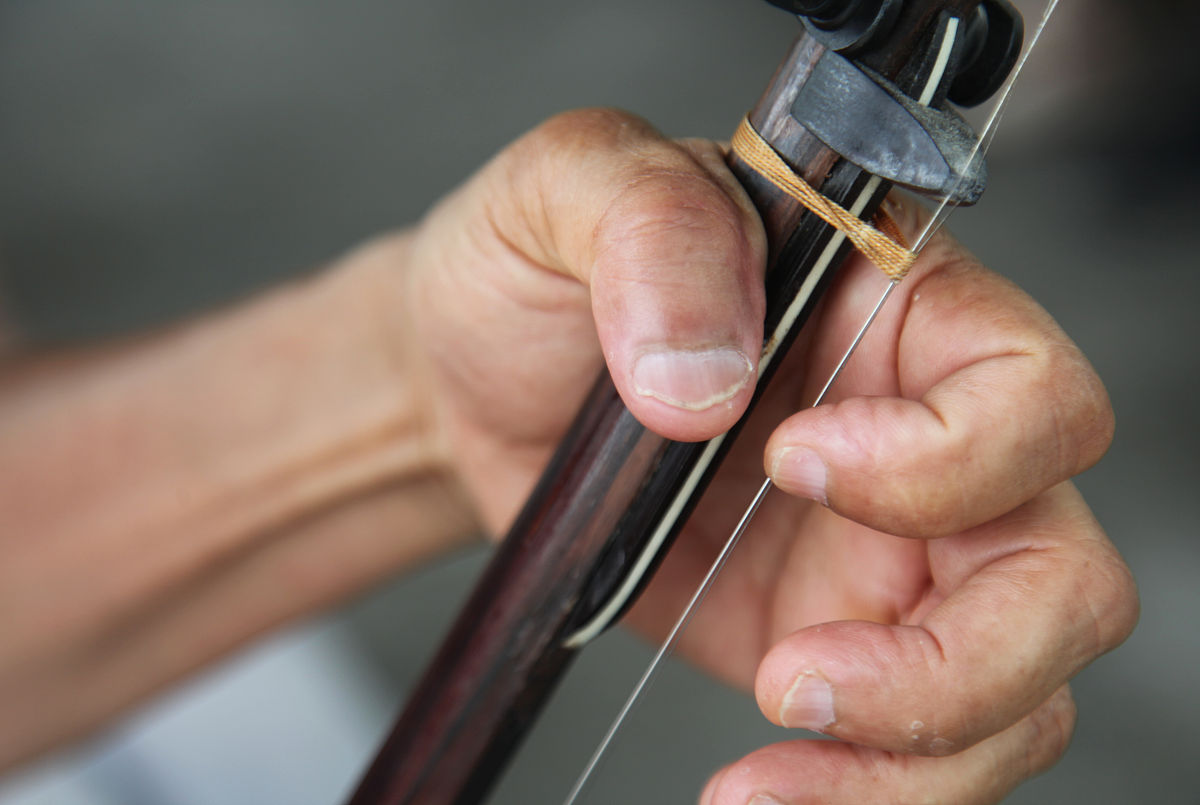 怎么修理二胡帮我用230字详细描述