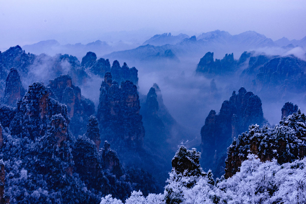 2018年1月8日,受南方大雪影响,湖南张家界风景区被大雪覆盖,犹如北国