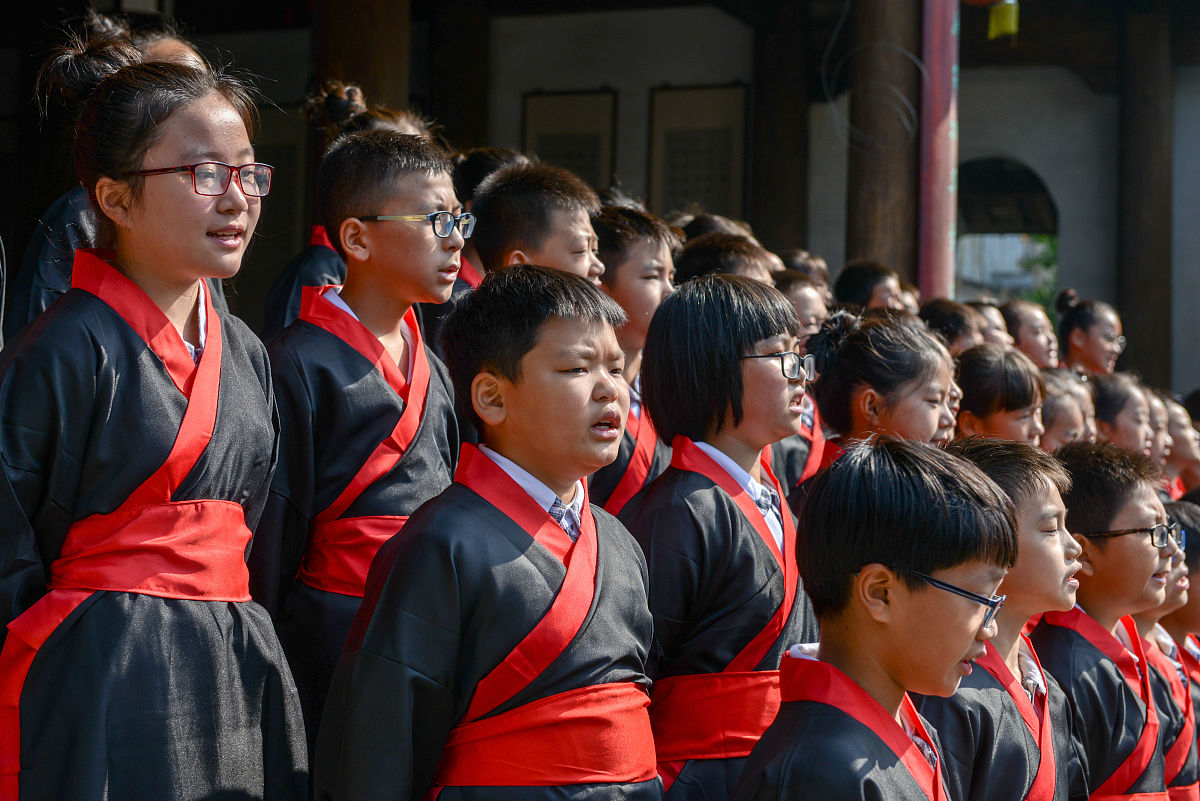 2019年9月25日,浙江省湖州市长兴县第八小学的学生正在朱家祠堂诵读论