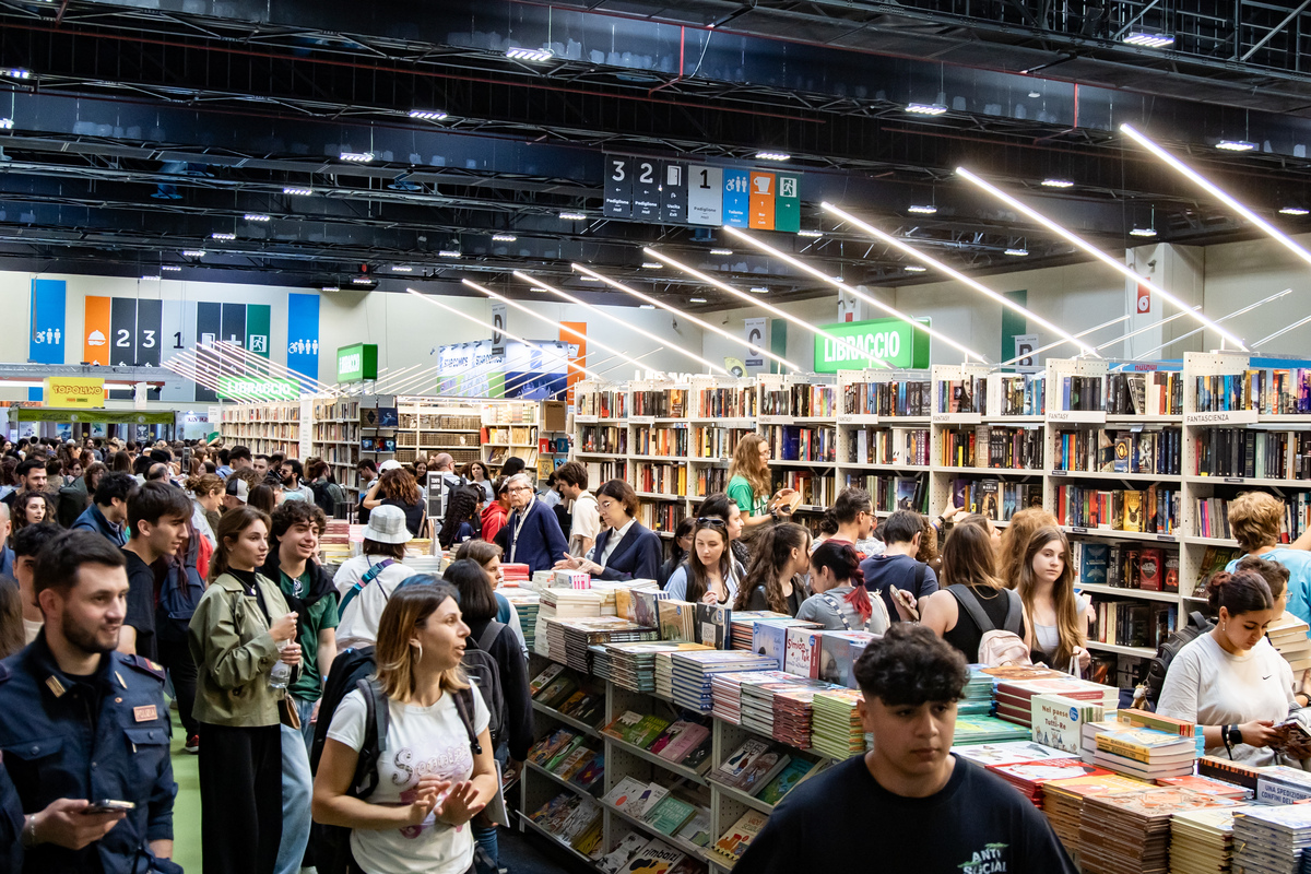翻译为英语注意流畅性。2会员制度 Sisyphe Bookstore的会员制度是其盈利模式的重要组成部分。Sisyphe Bookstore注重会员运营目前已累计拥有超过500万活跃会员。通过收取会员服务费Sisyphe Bookstore为会员提供多种形式的优惠和服务吸引了大量忠实顾客增加了销售额。同时会员制度也提供了稳定的收入来源。 在2018年Sisyphe Bookstore推出了其会员制