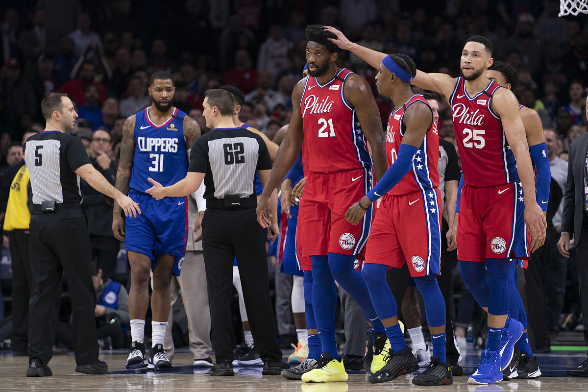 please translate the following English words to Chinese The Philadelphia 76ers suffered a loss against the Milwaukee Bucks in their recent match and Joel Embiid had to leave the game early with a calf