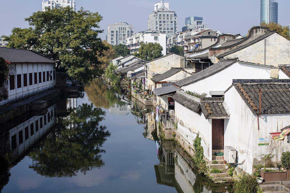 2020年11月14日,浙江绍兴,随着气温降低秋意渐浓,八字桥,广宁桥河沿.