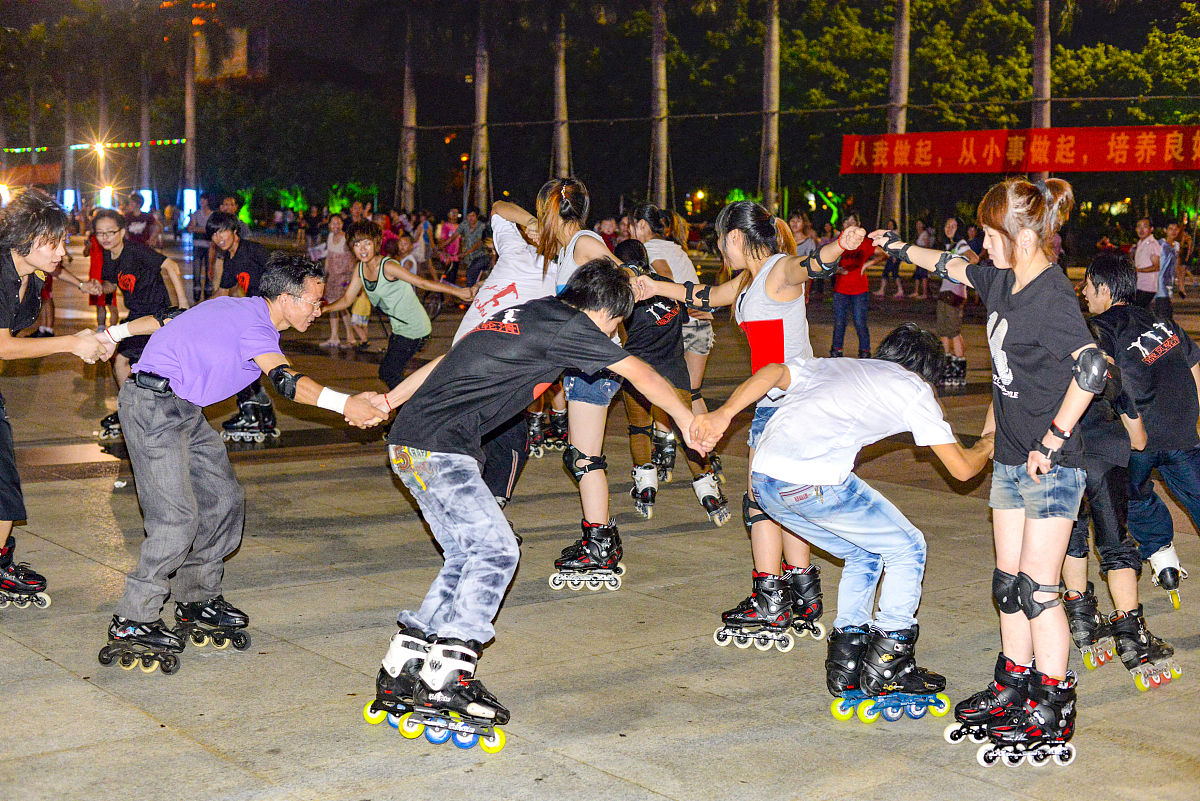 花式轮滑跑游戏介绍80字