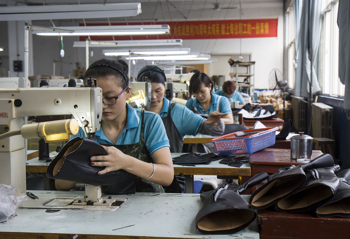 皮革加工与设计专业学校推荐：北京服装学院、南京工程学院等